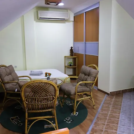 Lovely 3-bed In Apartment *