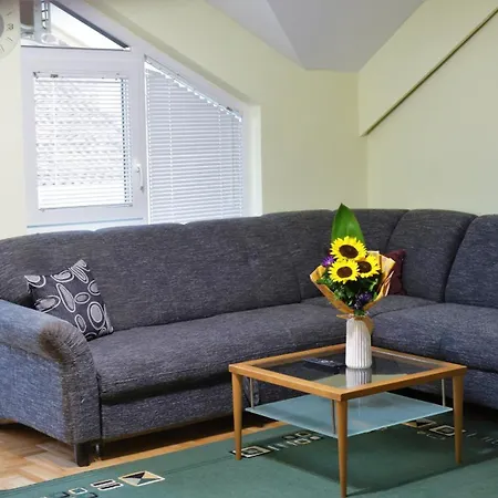 Apartment Lovely 3-bed In