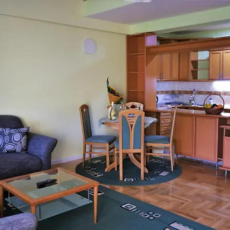 Apartment Lovely 3-bed In